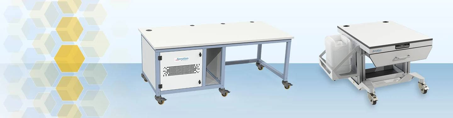 Ein Laborgerätetisch der QE-Serie mit einfachem, linksseitigem Schallschutz und ein Laborgerätetisch der HPLC-Serie